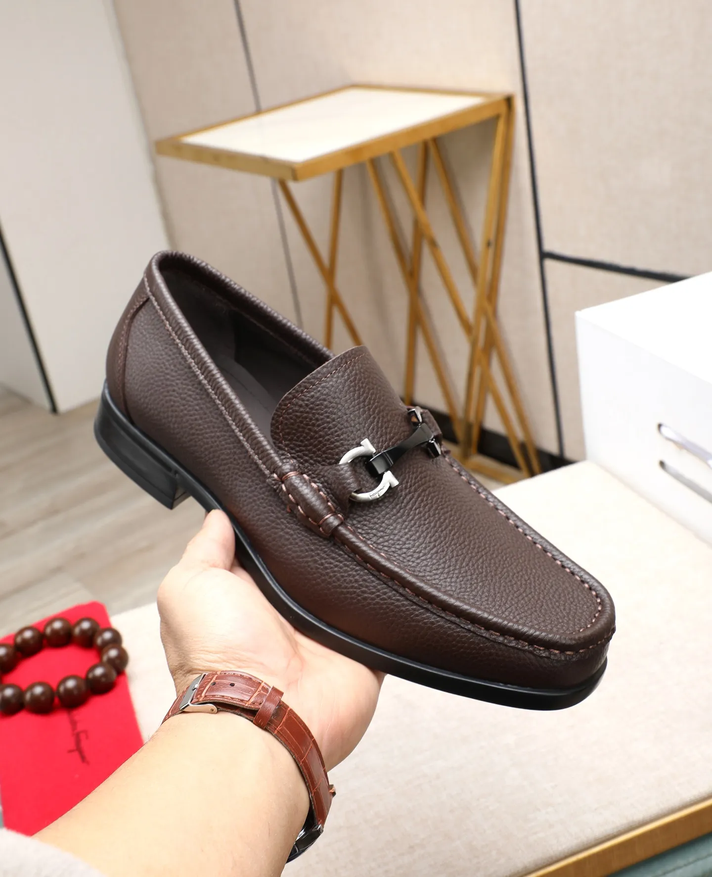 Men's clothing and shoes 💰700📛📛High-end goods! Salvatore Ferragamo is the world's top luxury footwear brand. It comes from Italy, the kingdom of fashion. It is famous all over the world for its traditional handmade design and novel styles... 🚶🏻🚶🏻 Top-quality suit shoes are sold simultaneously at the counter. This style is purely handmade. The fabric is imported Italian calfskin➕soft water-dyed cowhide lining. Specially available with original deep rubber outsole🌀🌀Size: 38➖44